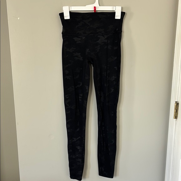 SPANX Black Camouflage Leggings - Size M - Picture 2 of 6
